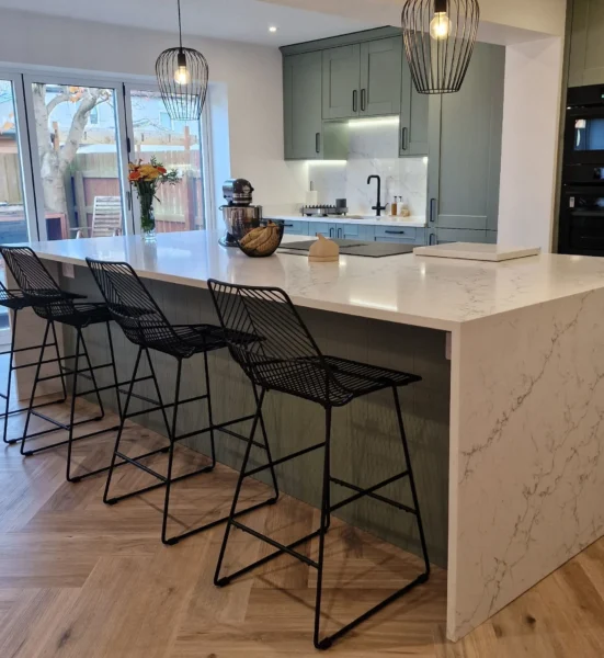 A white marbled wide kitchen island.